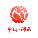 难怪李小萌一脸福相，她爸年轻时浓眉大眼比王雷还帅，还特别疼她
